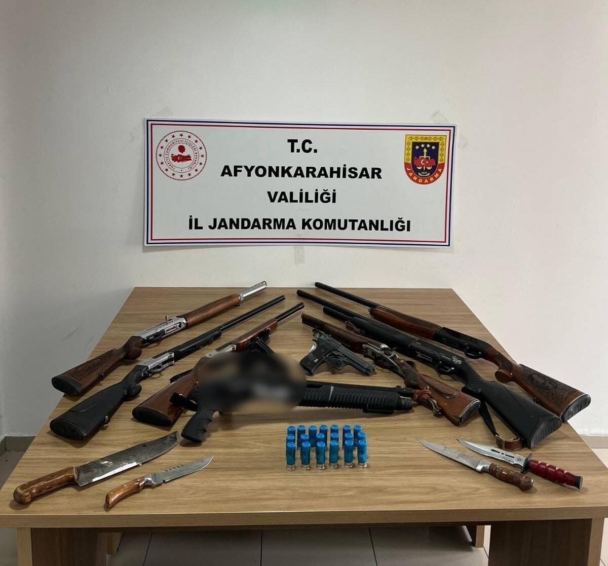Afyonkarahisar’da düğünlerde havaya ateş açan kişilere yönelik düzenlenen jandarma operasyonunda 7 kişi yakalandı, çok sayıda silah imha edildi.