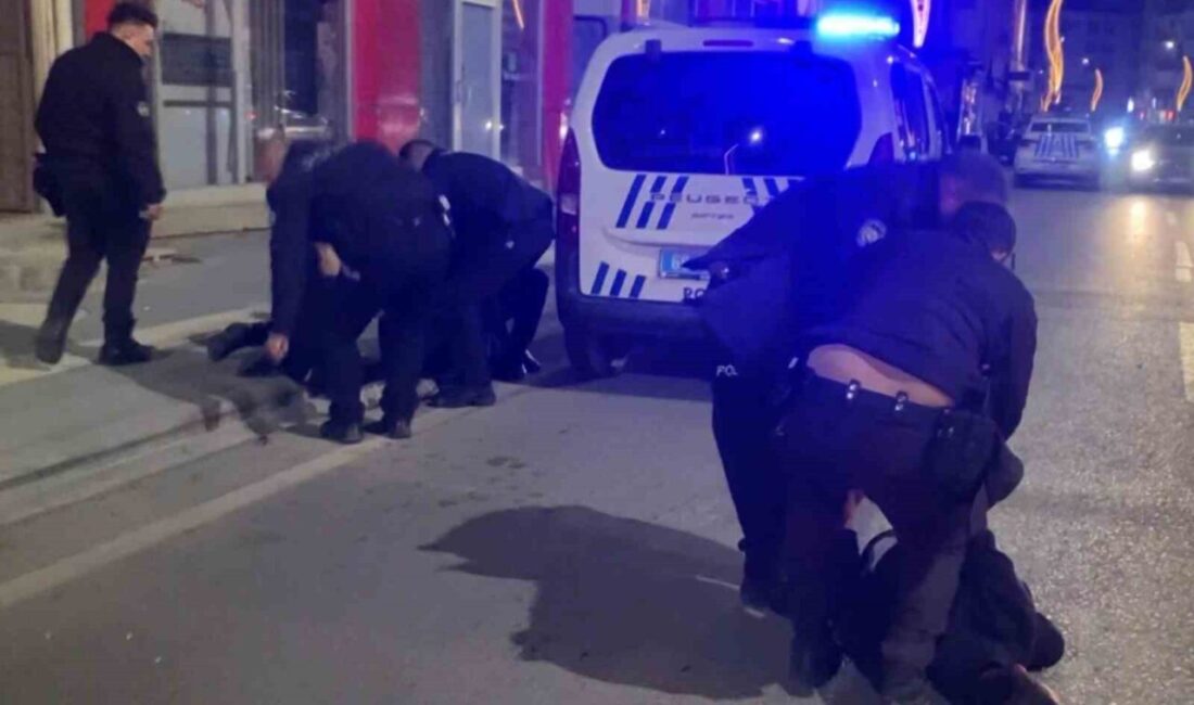 Aksaray'da, eşine küfrettiği iddiasıyla bir esnafın dükkanını sopalarla basan iki