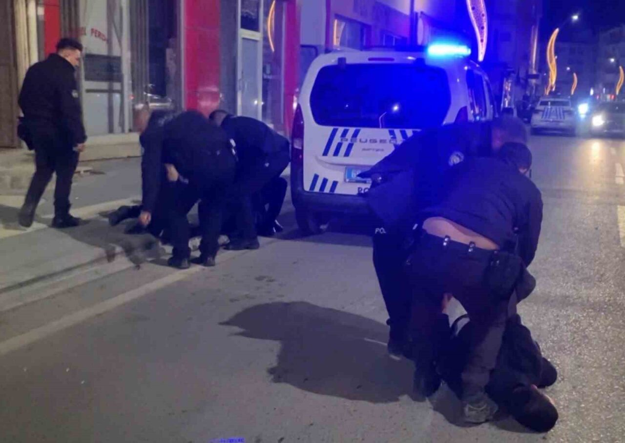 Aksaray'da, eşine küfrettiği iddiasıyla bir esnafın dükkanını sopalarla basan iki