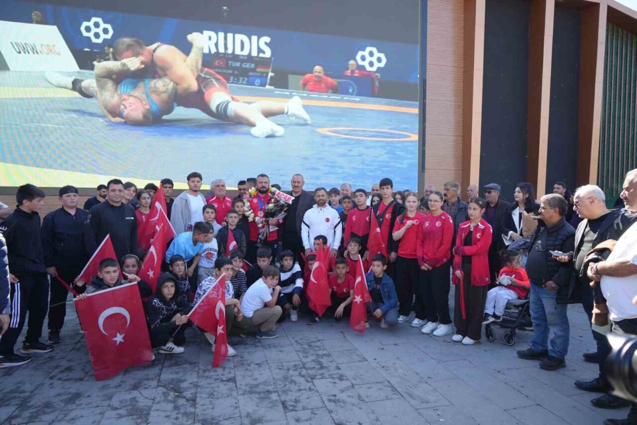 Erzincanlı güreşçi Serhat Sarıçiçek, 2025 Veteranlar Dünya Güreş Şampiyonası'nda 35-40