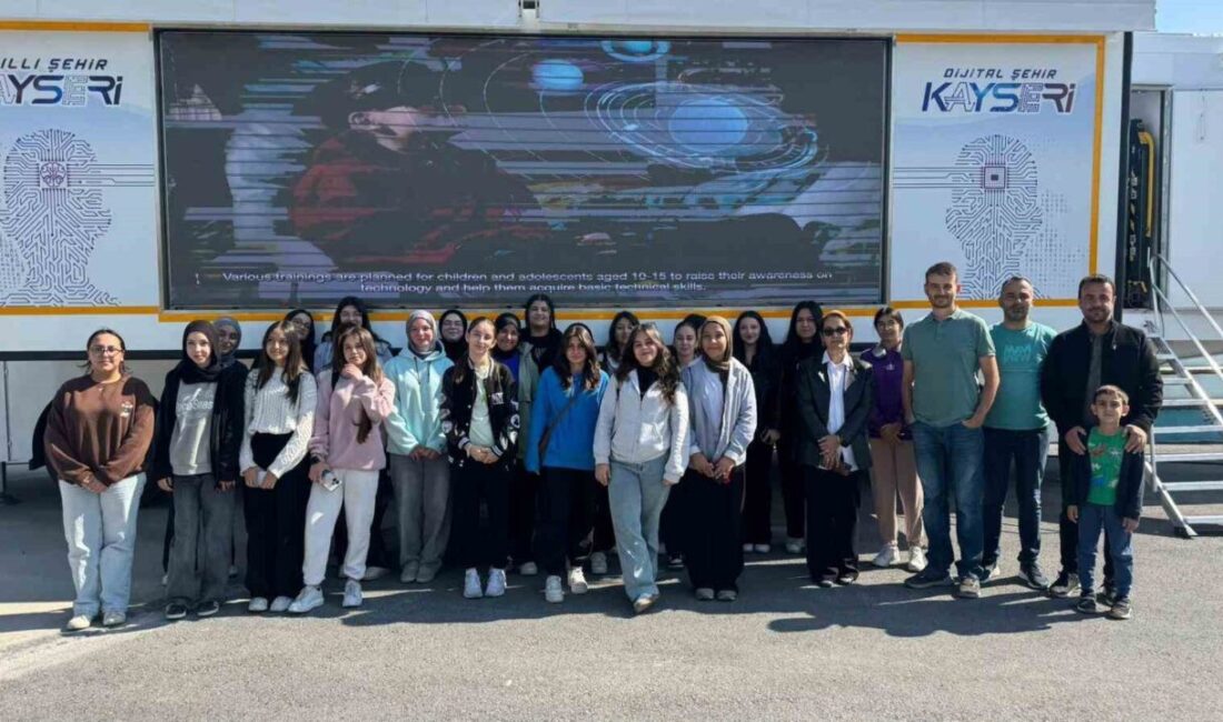 Kayseri Büyükşehir Belediyesi, Mobil Dijital Gençlik Merkezi'nde 11 Ekim Dünya