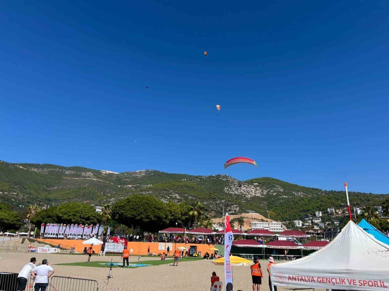 Alanya’da Düzenlenen 13. Dünya Yamaç Paraşütü Hedef Şampiyonası, 143 Sporcu ile Şahane Görüntülere Ev Sahipliği Yapıyor