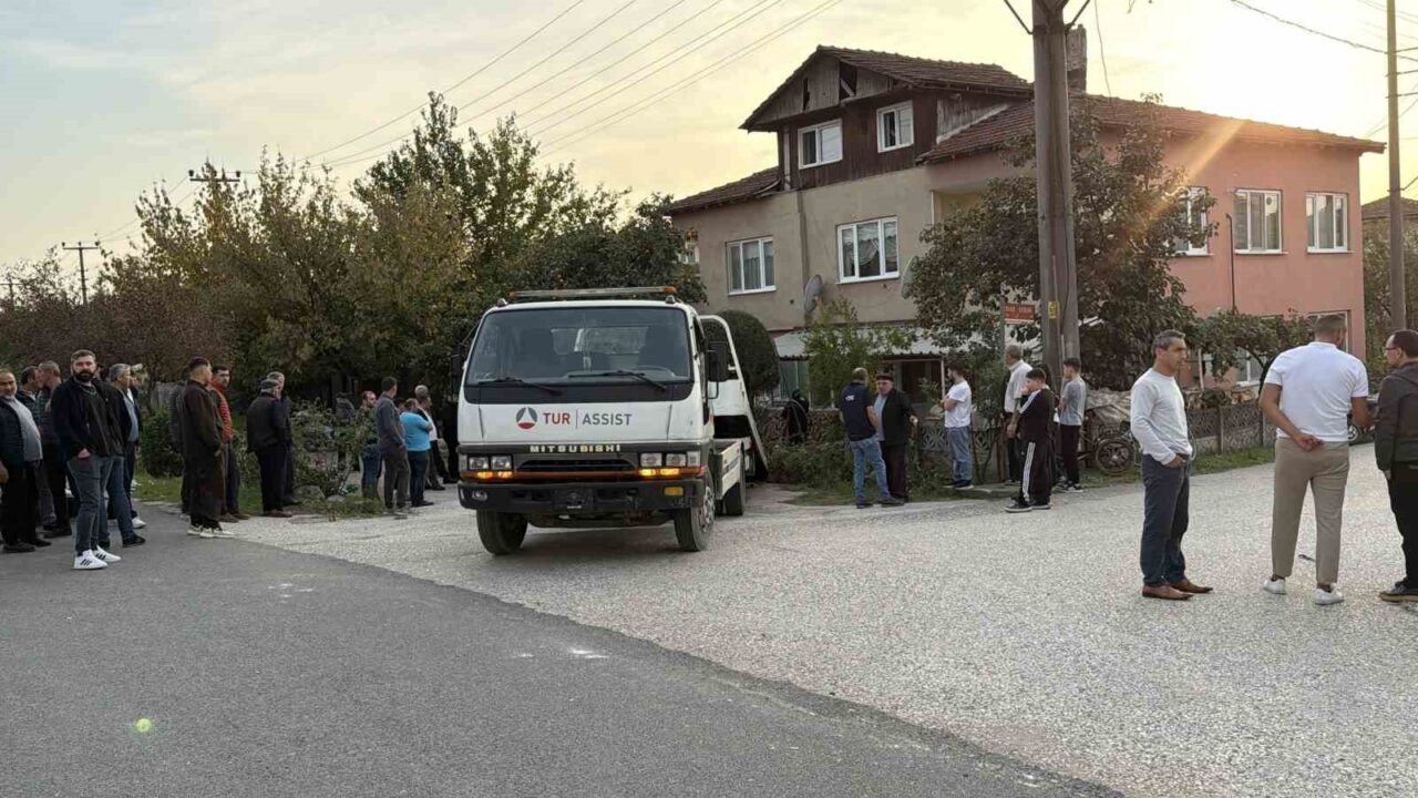 Düzce’de Kontrolden Çıkan Araç, Durakta Bekleyen Kadın ve Çocuğa Çarptı: 2 Ağır Yaralı