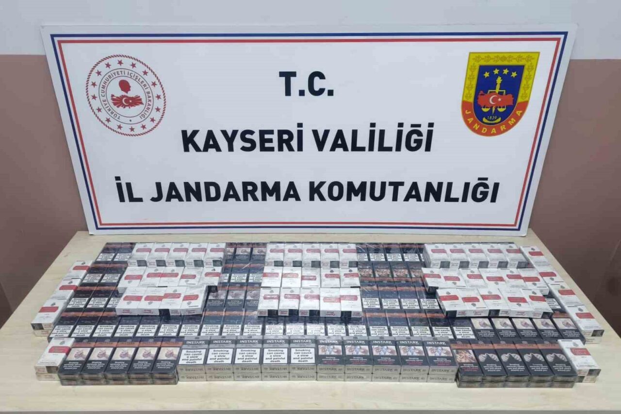 Kayseri'de jandarma, Pınarbaşı'nda durdurduğu T.M. yönetimindeki TIR'da 320 paket kaçak