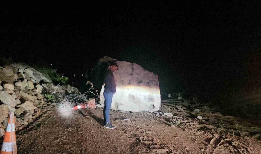 Kastamonu'nun Cide ilçesinde, Kalafat mevkisinde düşen büyük bir kaya, Cide-Bartın