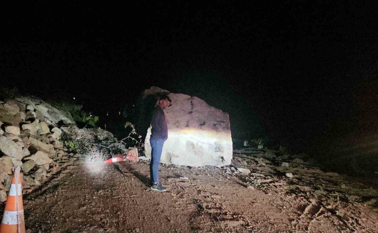 Kastamonu'nun Cide ilçesinde, Kalafat mevkisinde düşen büyük bir kaya, Cide-Bartın