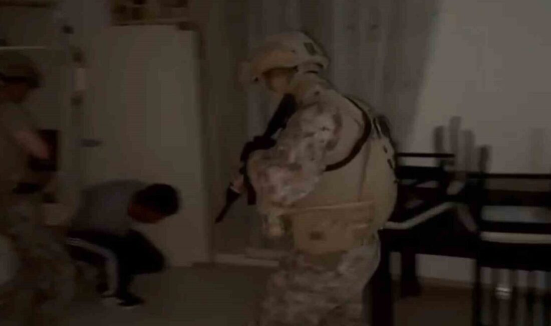 Hatay’da Gizli Bölmede Saklanan İki Şahıs Operasyonla Yakalandı Hatay'da düzenlenen operasyonda, duvarla gizlenmiş bir dolapta saklanan H.A. ve