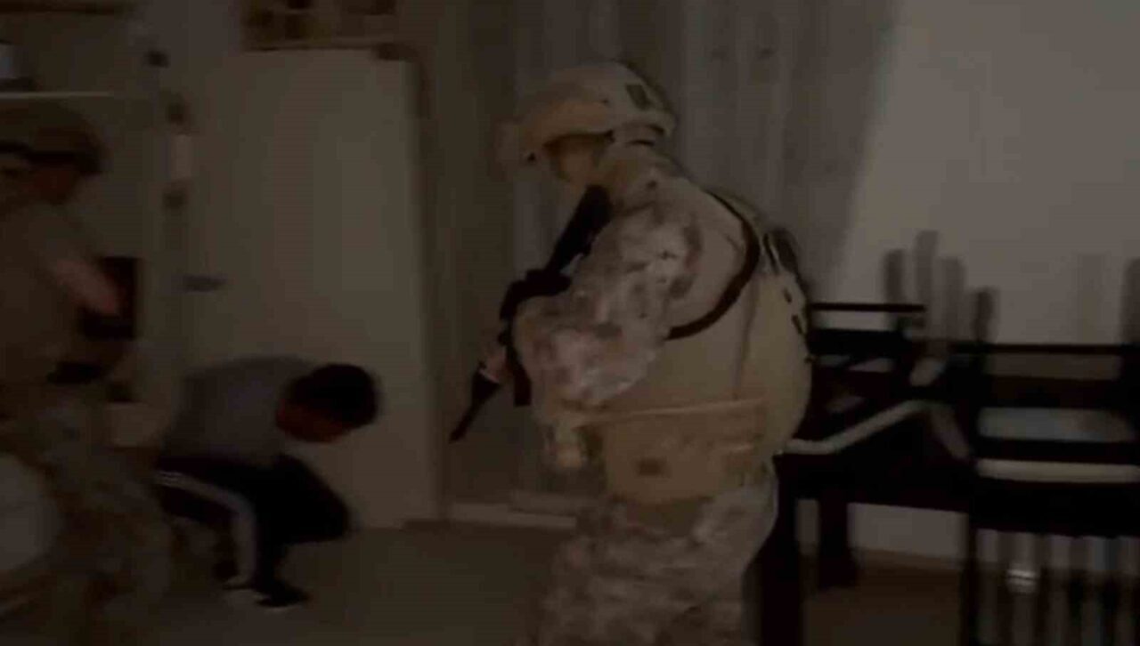 Hatay'da düzenlenen operasyonda, duvarla gizlenmiş bir dolapta saklanan H.A. ve