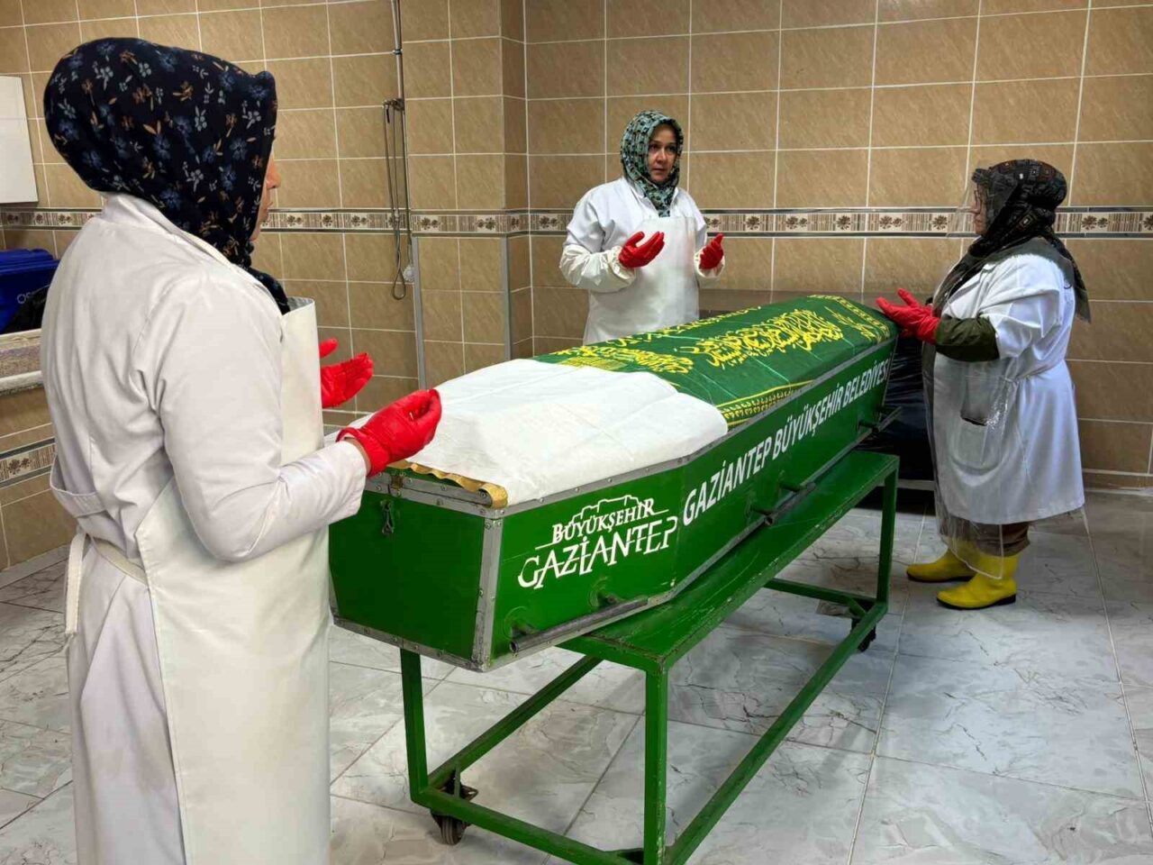 Gaziantep'te kadın gassallar, cenazeleri büyük bir özveriyle hazırlıyor. Fehime Erdoğan