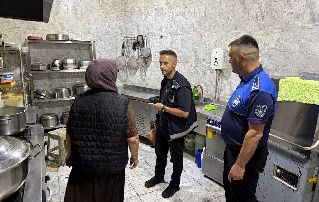 Düzce’de Zabıta Ekipleri Tarafından Yapılan Denetimlerde Binlerce İş Yeri Kontrol Edildi, Çok Sayıda Ruhsatsız İşyeri Kapatıldı Düzce'de zabıta ekipleri 2025'in üçüncü çeyreğinde 3,699 işyeri denetleyerek, ruhsatsız