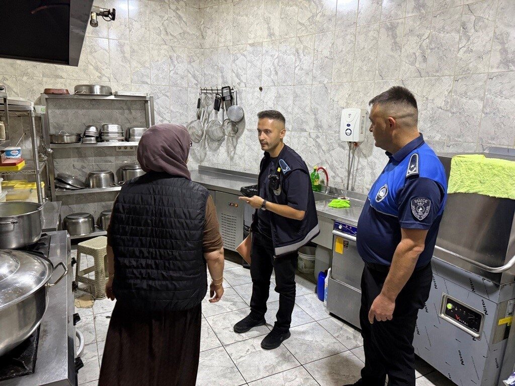Düzce'de zabıta ekipleri 2025'in üçüncü çeyreğinde 3,699 işyeri denetleyerek, ruhsatsız