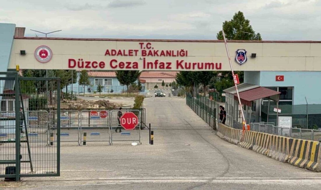 Düzce’de Yapılan Güvenlik Denetimlerinde 29 Bin Kişi Sorgulandı, 20 Şahıs Tutuklandı Düzce'de 20-26 Ekim tarihlerinde gerçekleşen denetimlerde 29 bin kişi sorgulandı.