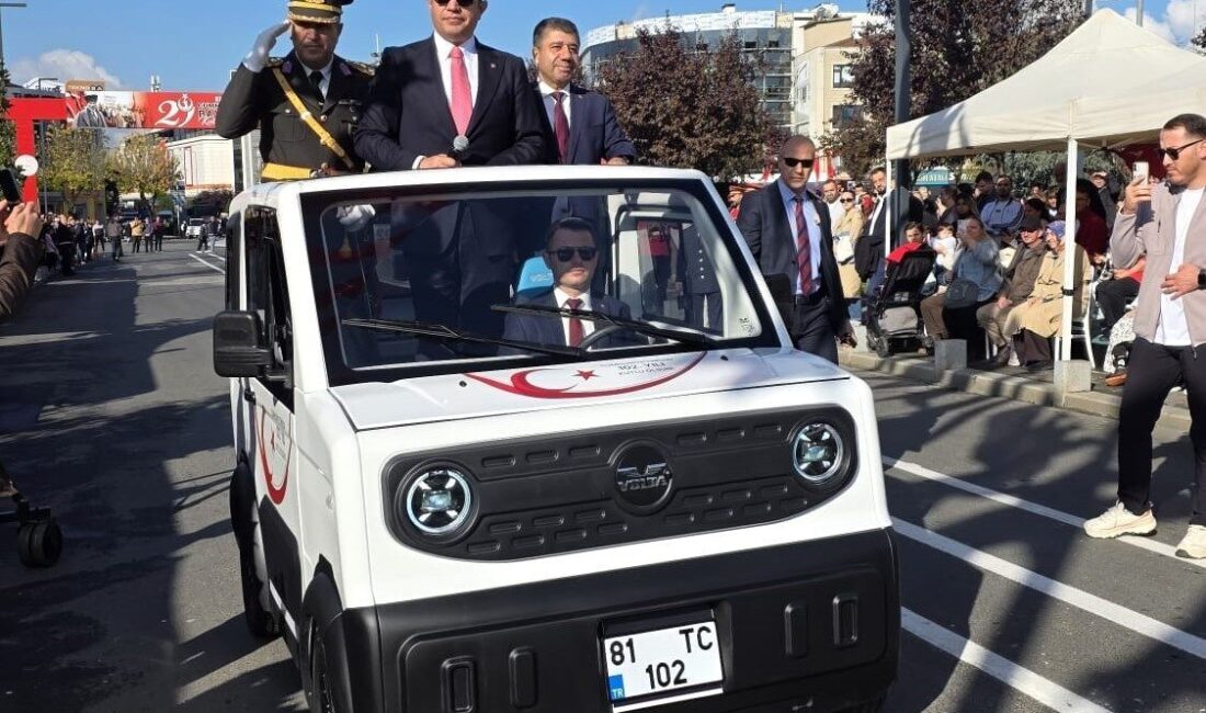 Düzce’de Cumhuriyet Bayramı İlkleri: Vali Aslan Yerli Elektrikli Araç Üzerinden Halkı Kutladı Düzce'de Cumhuriyet Bayramı etkinliklerinde Vali Selçuk Aslan, yerli mühendisler tarafından