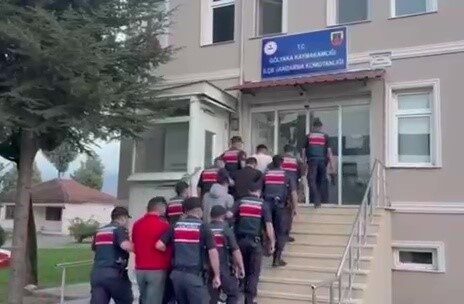 Düzce’nin Gölyaka İlçesinde Havaya Ateş Açan Şahıslar Jandarma Tarafından Yakalandı