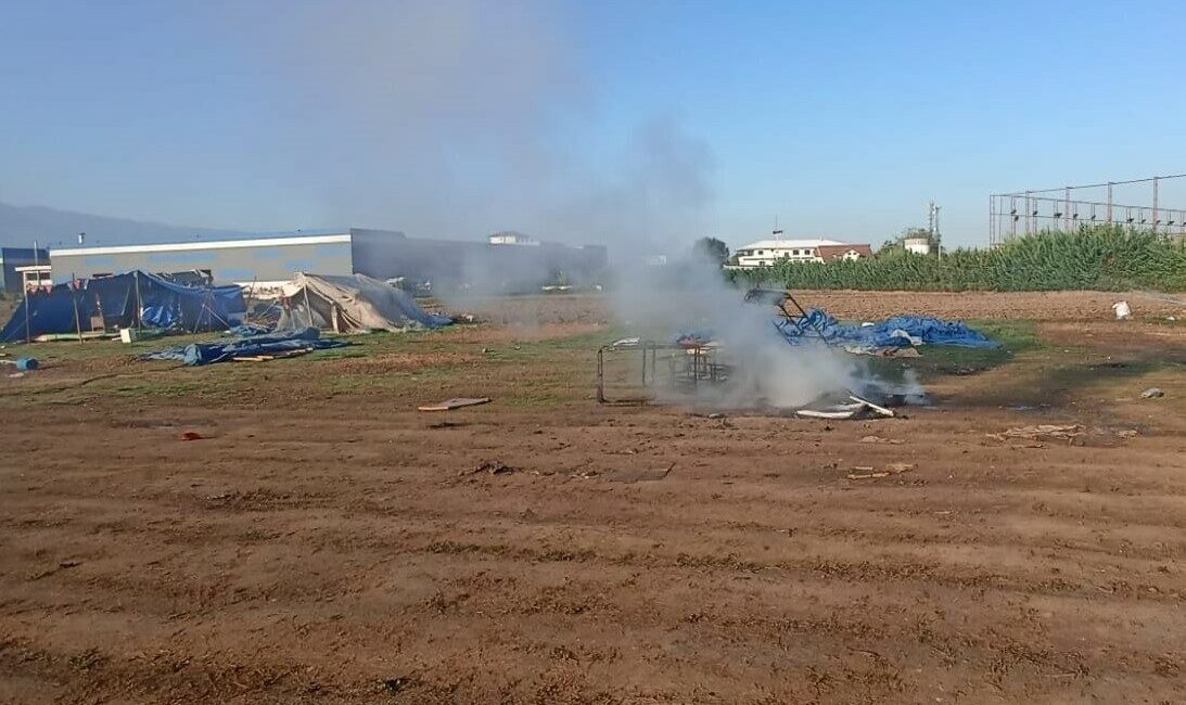 Düzce'de Gümüşpınar Mahallesi'nde kamuya açık alanda kanepe yakan kişi tespit