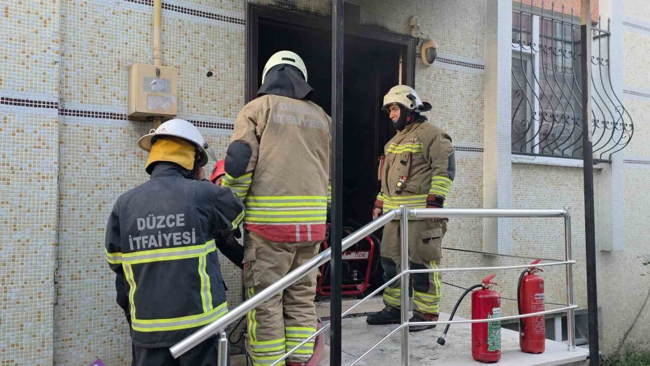 Düzce'nin Şerefiye Mahallesi'nde sabah saatlerinde elektrik panosunda meydana gelen patlama