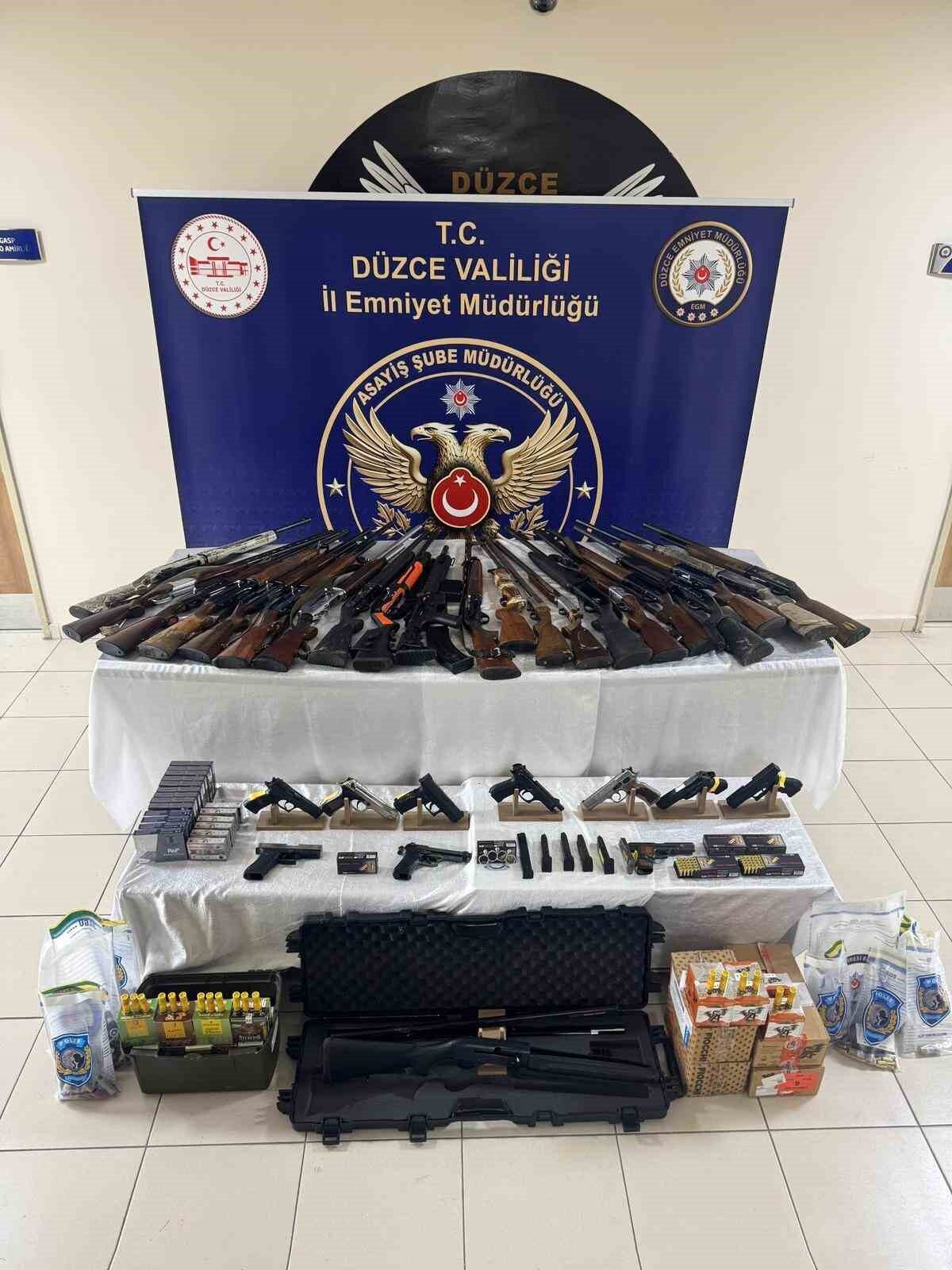 Düzce Cumhuriyet Başsavcılığı'nın silah teşhiri yapan şahıslara yönelik başlattığı soruşturma