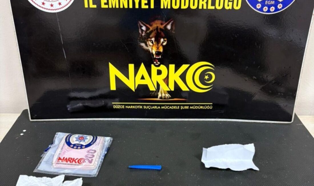 Düzce’de narkotik polisinin düzenlediği operasyonda 2 kişi, 5 gram metamfetaminle