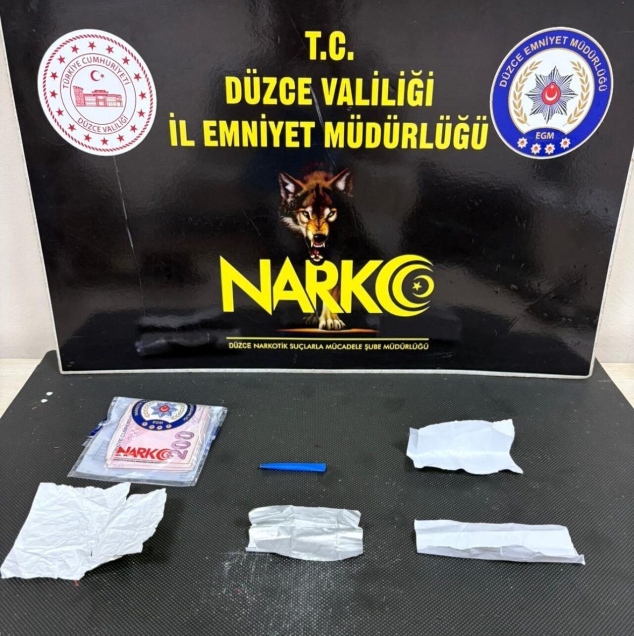 Düzce’de narkotik polisinin düzenlediği operasyonda 2 kişi, 5 gram metamfetaminle