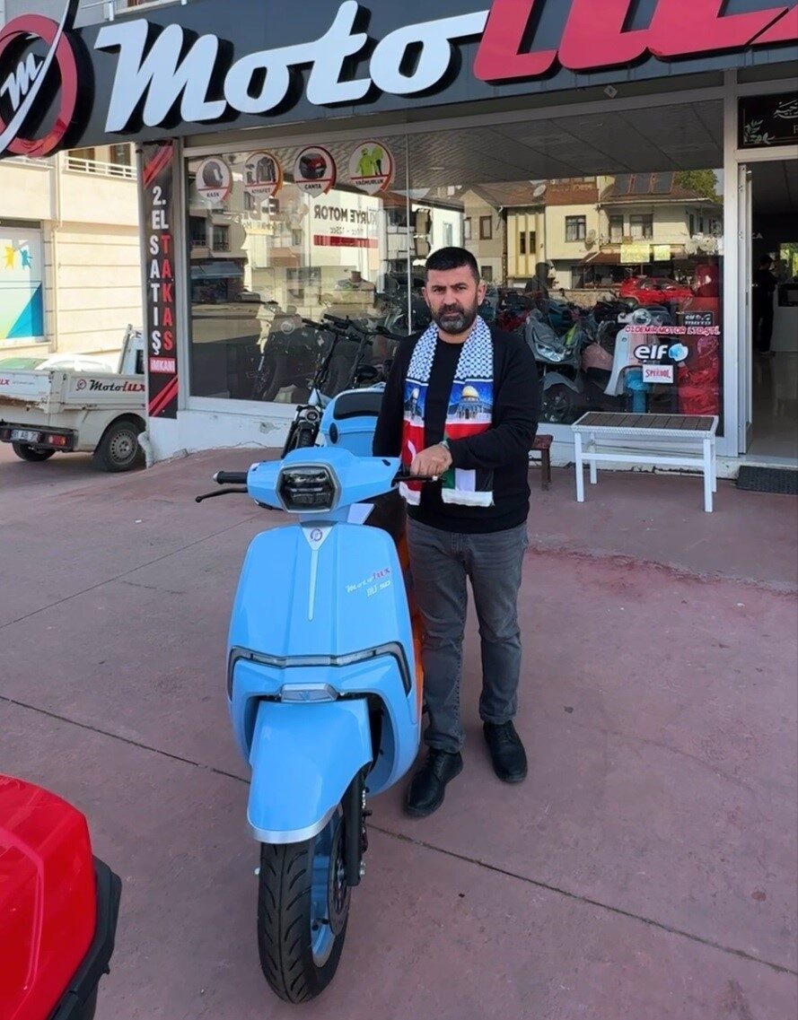Düzce'de motosiklet satan Ahmet Özdemir, Gazze'deki Filistinlilere destek amacıyla motosiklet
