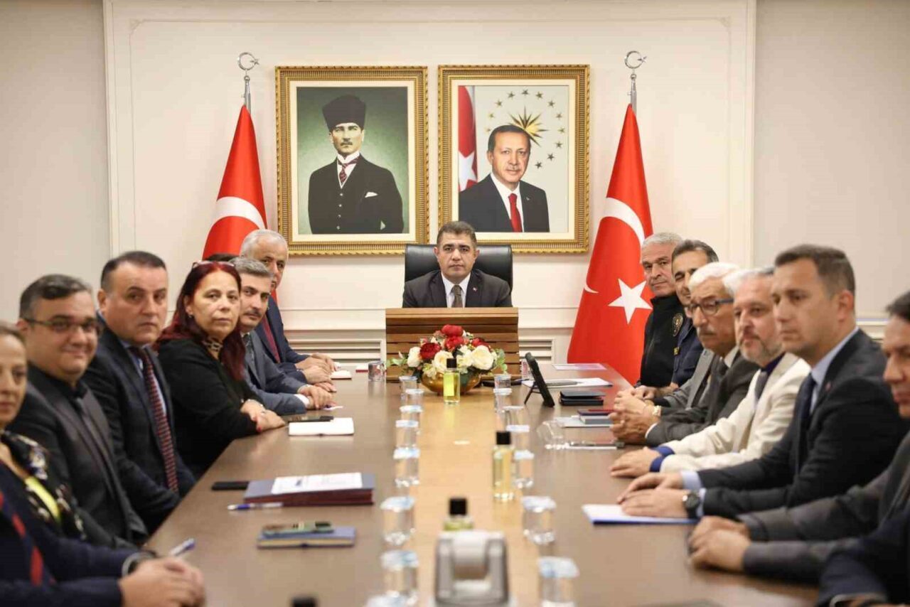 Düzce'de bağımlılıkla mücadele için Vali Selçuk Aslan başkanlığında bir toplantı