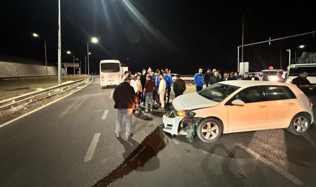 Hakkari-Van karayolunda Elazığspor'un oyuncularını taşıyan otobüs ile bir otomobilin çarpışması