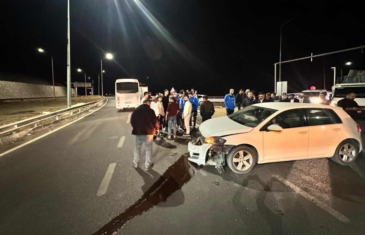 Hakkari-Van karayolunda Elazığspor'un oyuncularını taşıyan otobüs ile bir otomobilin çarpışması