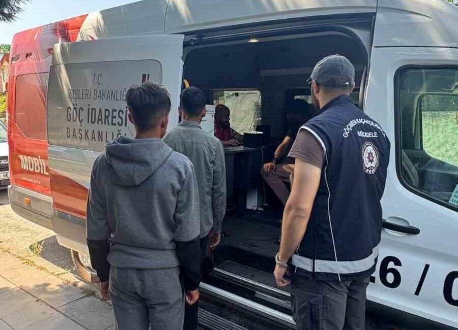 Eskişehir’deki polis ekipleri, düzensiz göçle mücadele kapsamında kent genelinde kimlik