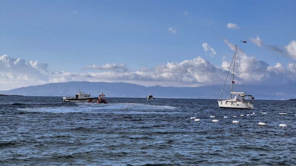 Bodrum Açıklarında Düzensiz Göçmen Teknesi Battı: 7 Kişinin Cansız Bedeni Bulundu Bodrum'un Ortakent Mahallesi açıklarında göçmenleri taşıyan bir tekne battı. Olayda