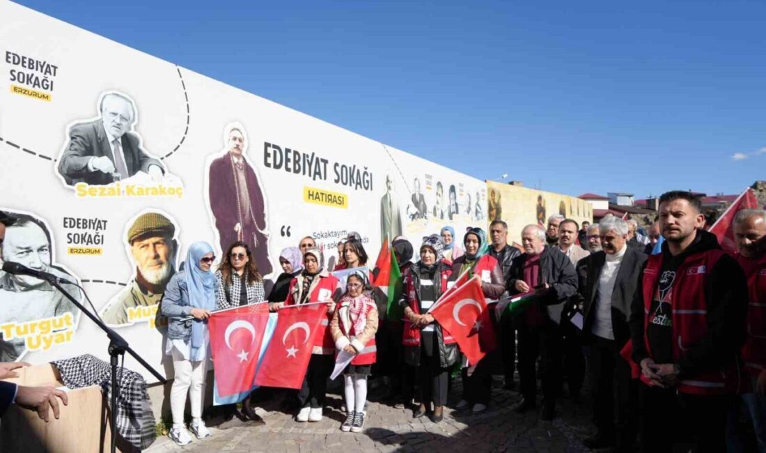 Erzurum'da "Gazze Şiirleri" programı, çeşitli derneklerin iş birliğiyle Edebiyat Sokağı'nda
