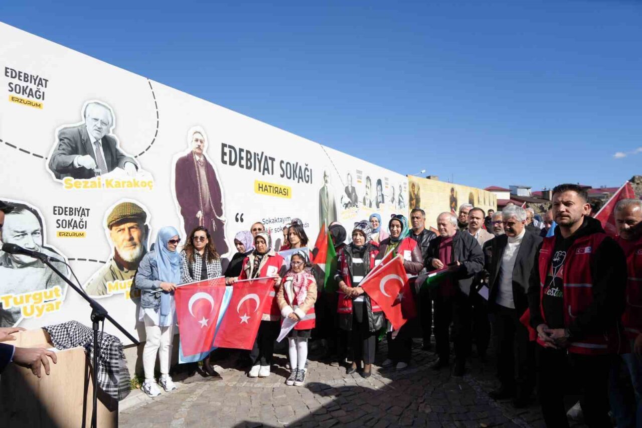 Erzurum'da "Gazze Şiirleri" programı, çeşitli derneklerin iş birliğiyle Edebiyat Sokağı'nda