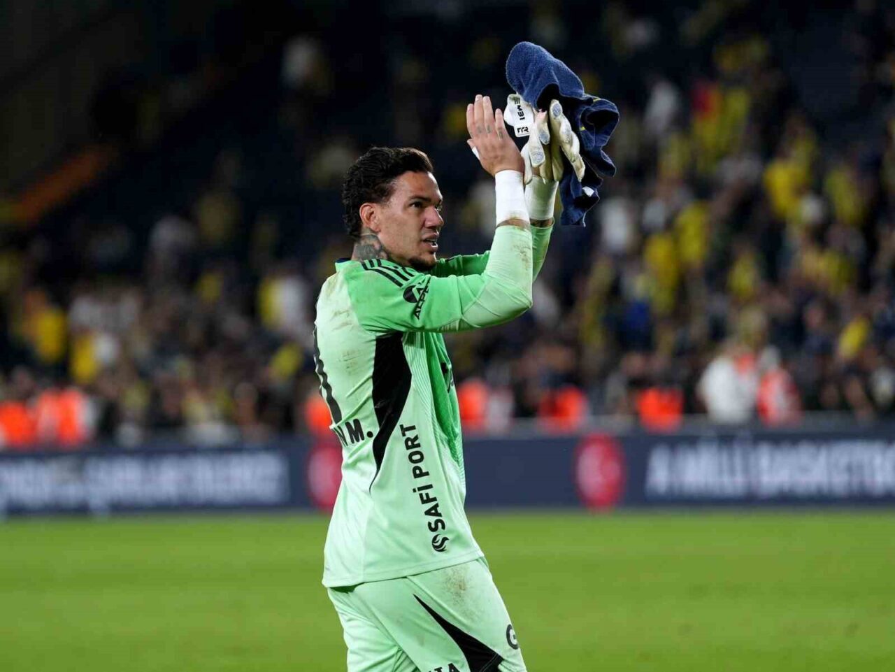 Brezilya Futbol Federasyonu, Fenerbahçe'de oynayan kaleci Ederson'un sakatlığı nedeniyle milli