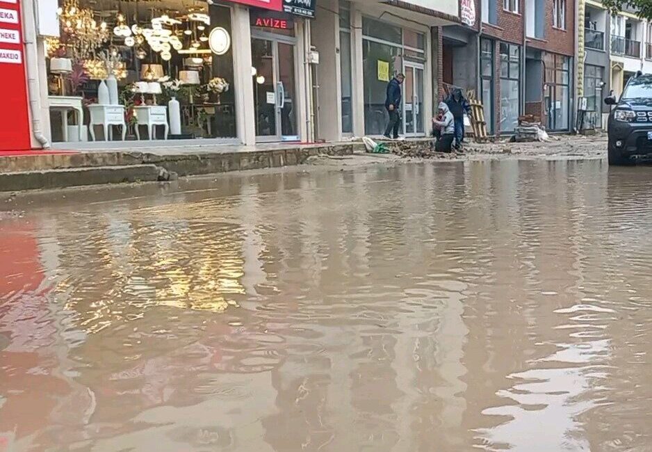 Edirne'de son iki gündür devam eden sağanak yağış, kenti etkisi