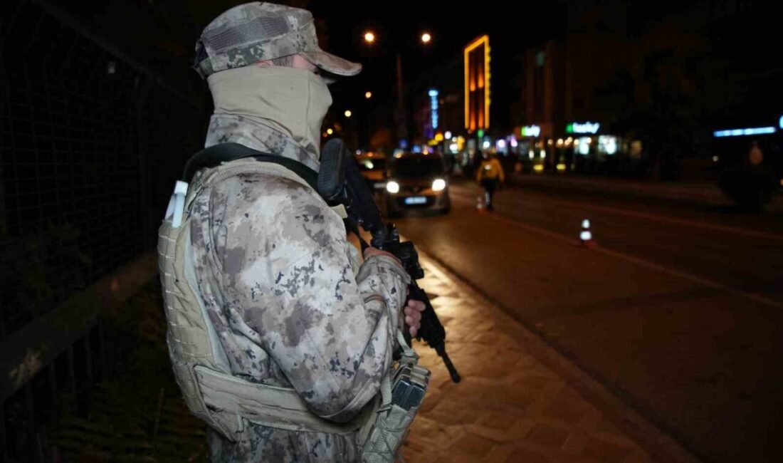 Edirne'de gerçekleştirilen denetimlerde 1.360 kişi sorgulandı, ruhsatsız bir tabanca ile