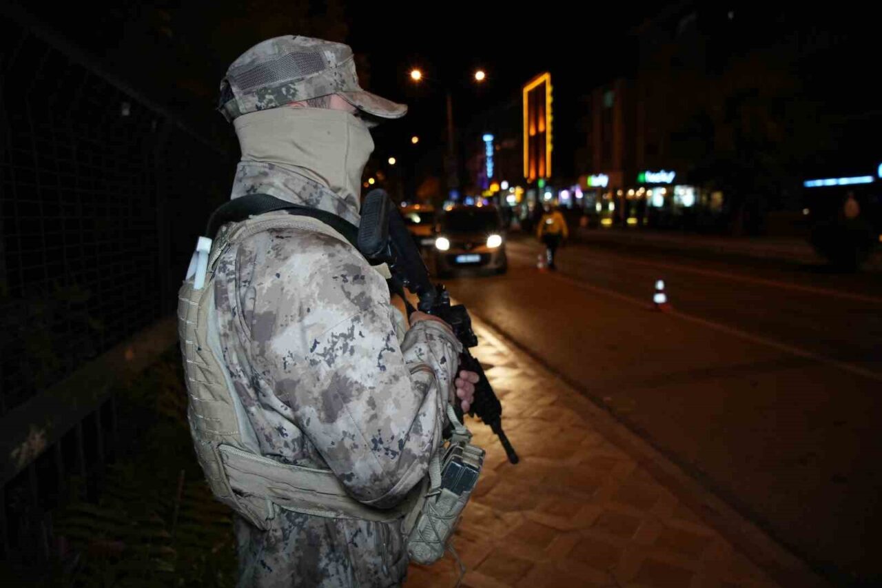 Edirne'de gerçekleştirilen denetimlerde 1.360 kişi sorgulandı, ruhsatsız bir tabanca ile