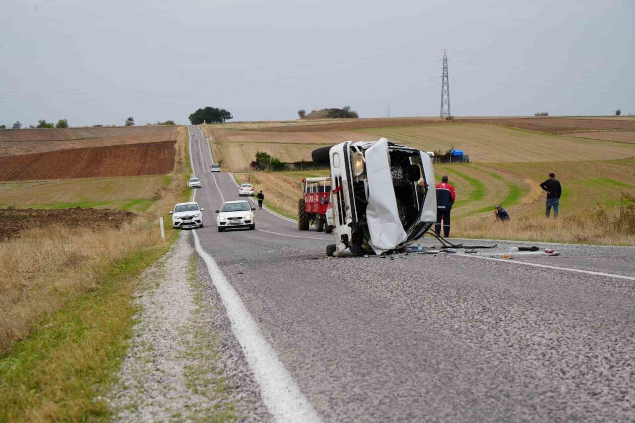 Edirne’nin Musabeyli köyü mevkiinde iki otomobilin çarpışması sonucu R.E. ve