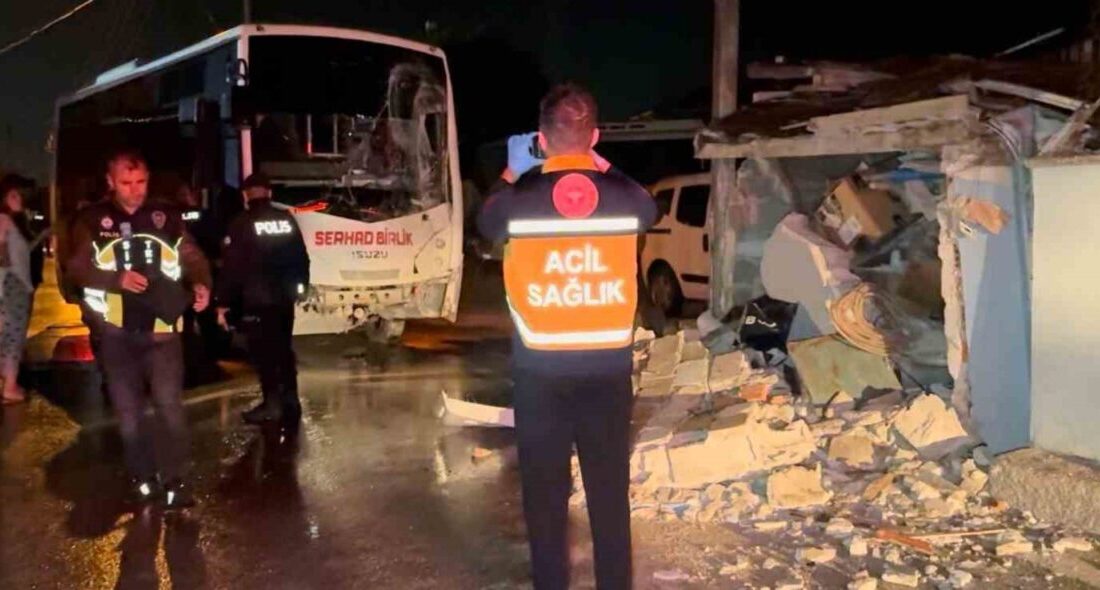 Alkollü Sürücünün Minibüsü, Edirne’de Bir Evin Duvarına Çarptı: Yaralanan Yok Edirne'nin Umurbey Mahallesi'nde alkollü sürücü G.N'nin kullandığı minibüs, bir eve