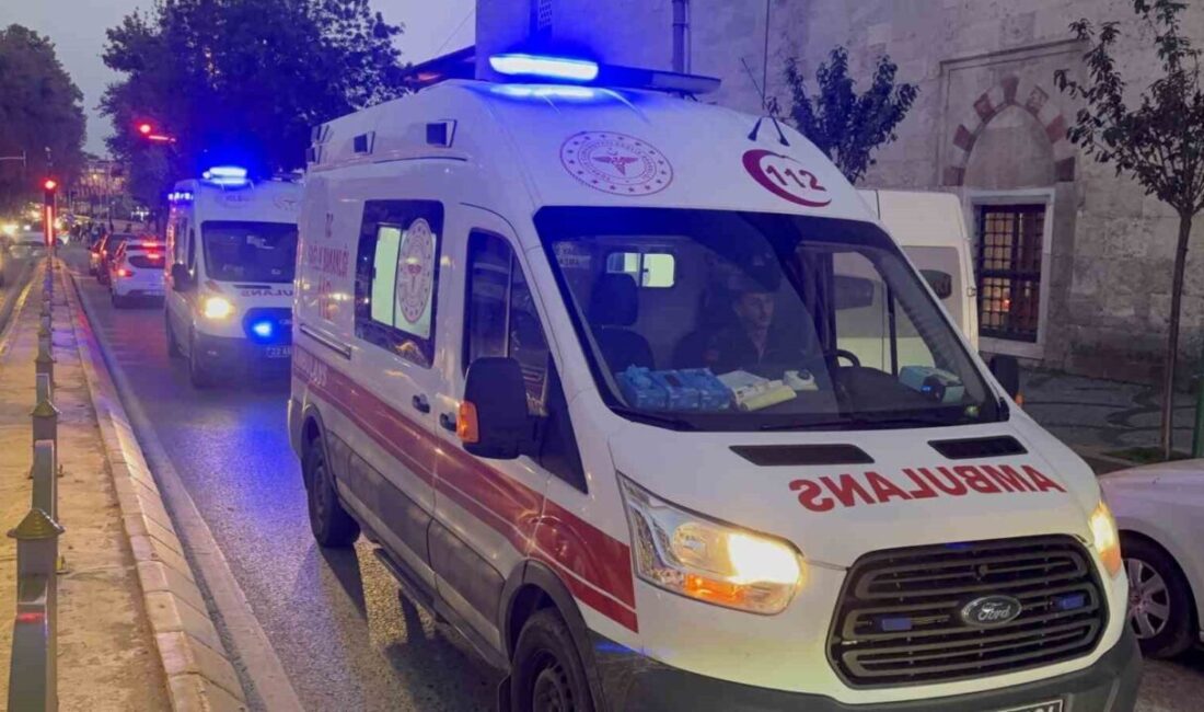 Edirne’de Motosiklet Kazası: Sürücü Ağır Yaralı, Yolcu İse Bacak Kırığı Geçirdi Edirne'nin Sabuni Mahallesi'nde B.A.'nın kullandığı motosiklet refüje çarptı. Kazada B.A.