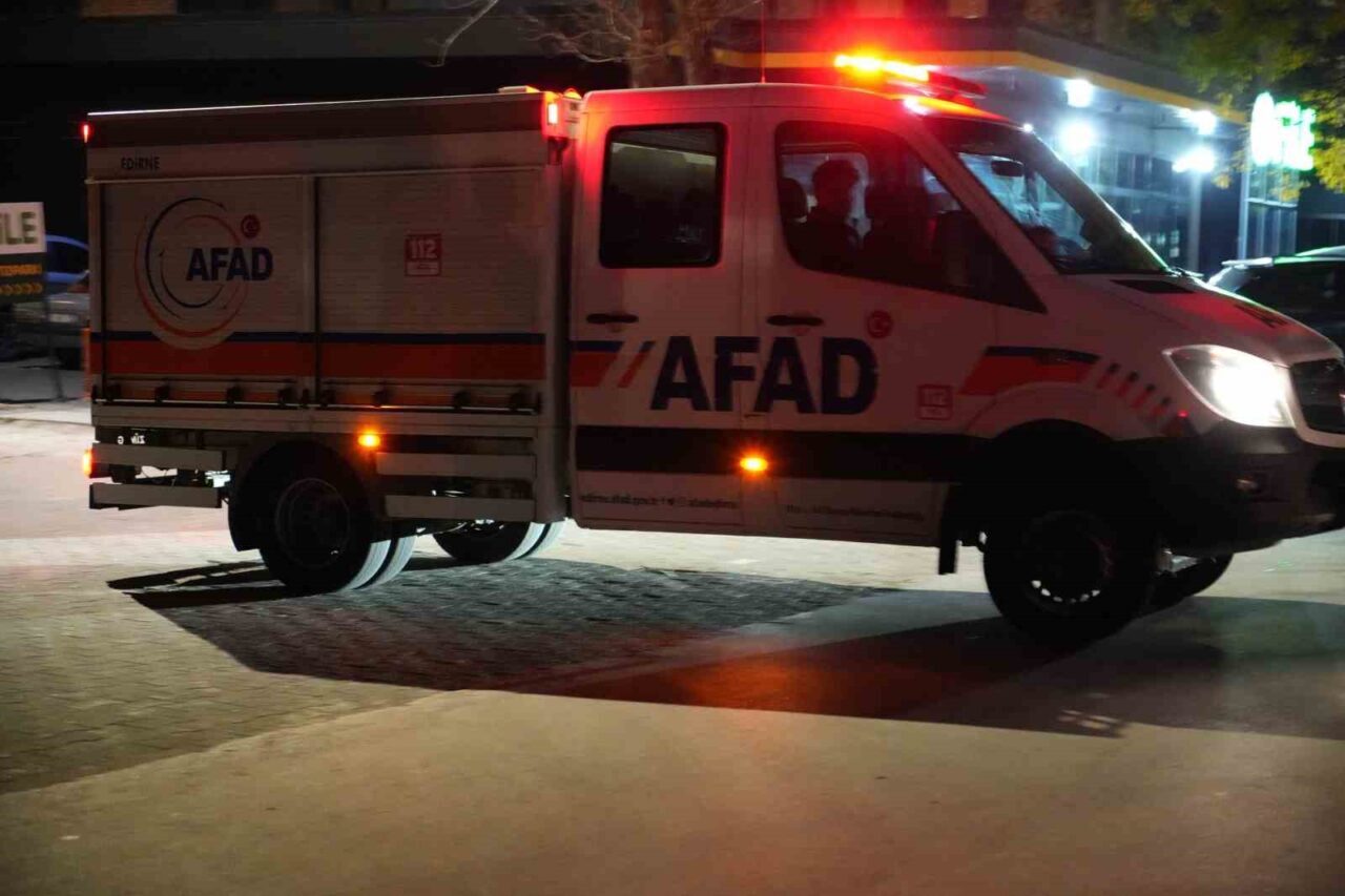 Edirne'nin Kocasinan Mahallesi'ndeki bir pastanede çıkan yangın, itfaiye ekiplerince kontrol