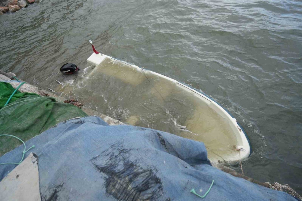 Balıkesir'in Edremit ilçesinde, şiddetli lodos fırtınası nedeniyle sahil kesiminde olumsuz