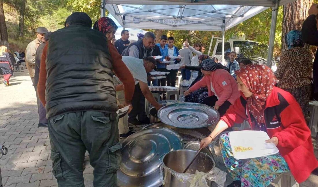 Balıkesir'in Dereli Mahallesi'nde düzenlenen geleneksel köy hayrı, Edremit Kaymakamı Ahmet