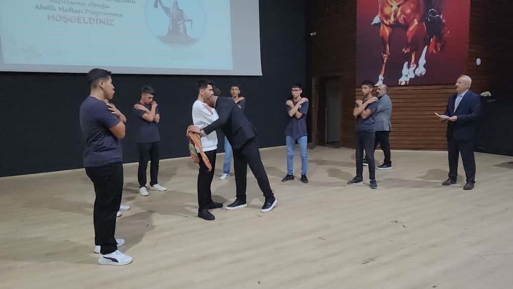 Balıkesir'in Edremit ilçesinde Ahilik Haftası, esnaf ve vatandaşların katılımıyla kutlandı.