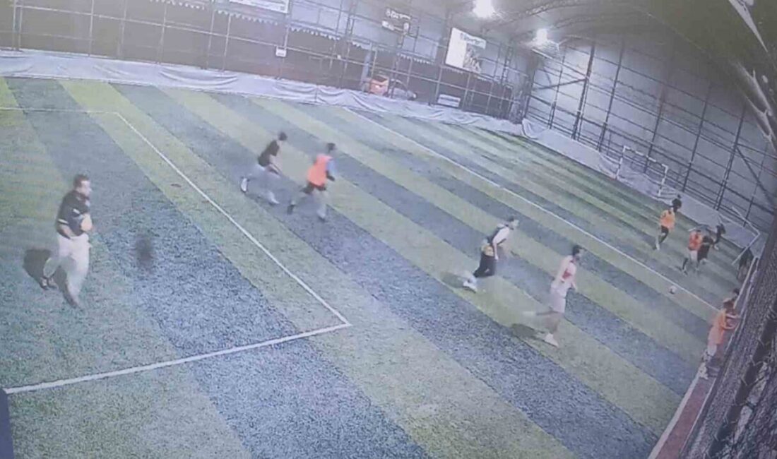 Balıkesir'in Edremit ilçesinde Mustafa Emlik, Güre Mahallesi'ndeki halı sahada gençlere