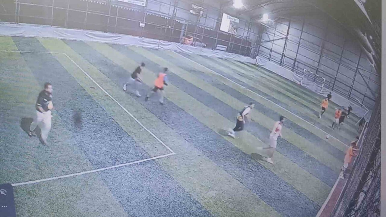 Balıkesir'in Edremit ilçesinde Mustafa Emlik, Güre Mahallesi'ndeki halı sahada gençlere