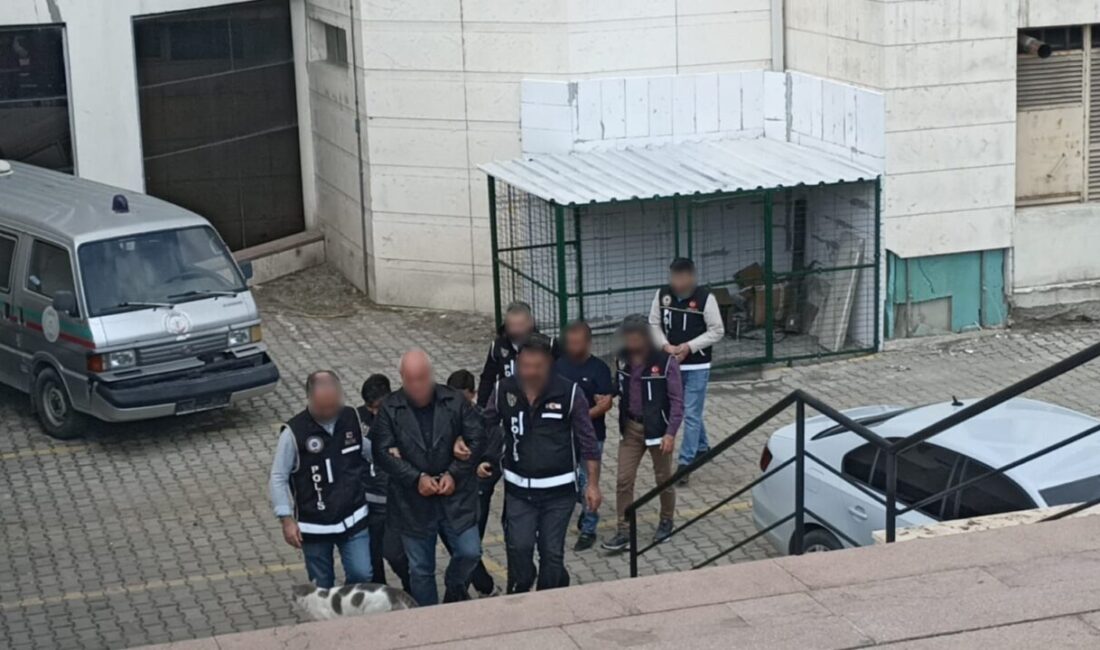 Balıkesir’deki cinayet vakasında 3 şüpheli, adliyeye sevk edildi Balıkesir'de Uzman Çavuş Kemal Ekri, jeoloji mühendisi Göktuğ Çalık ve