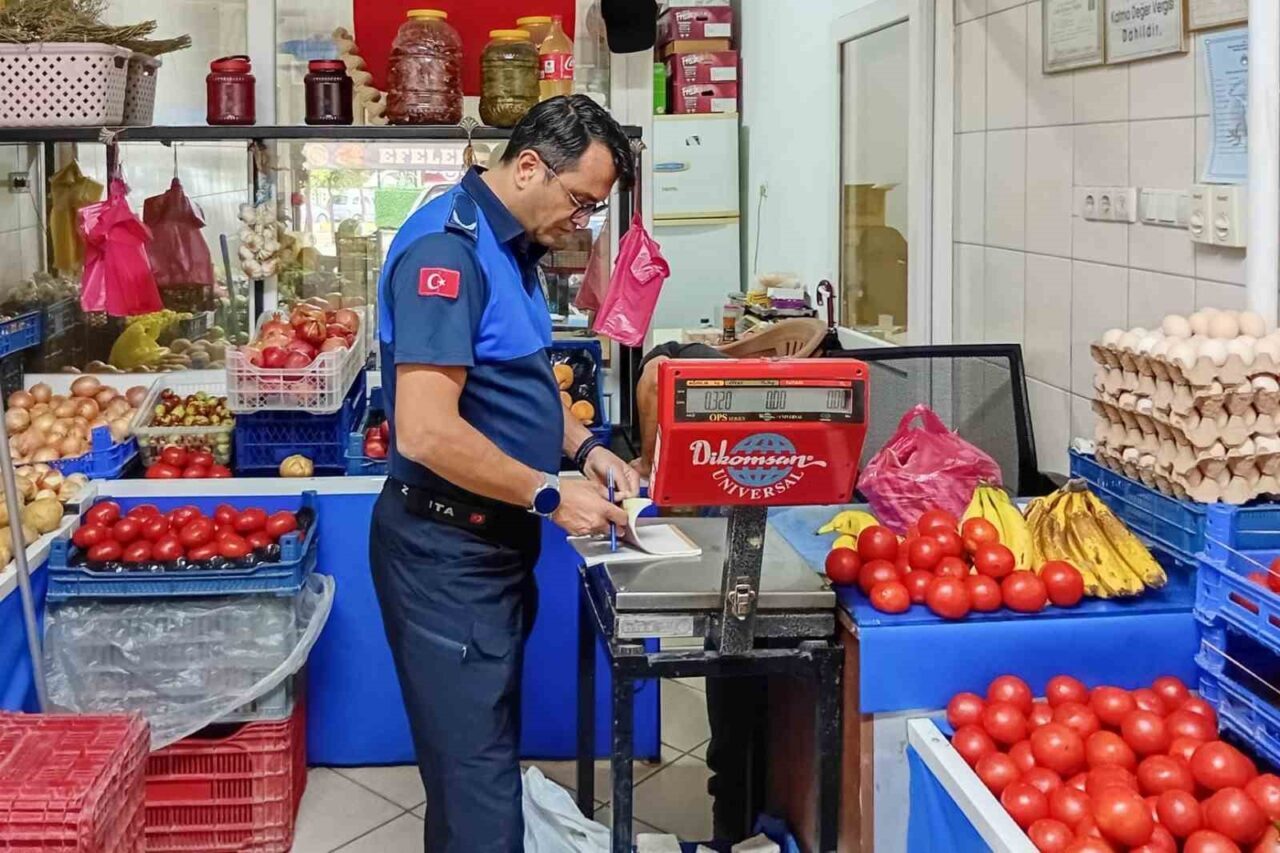 Aydın’ın Efeler ilçesinde zabıta ekipleri, halk sağlığını korumak amacıyla manavlarda