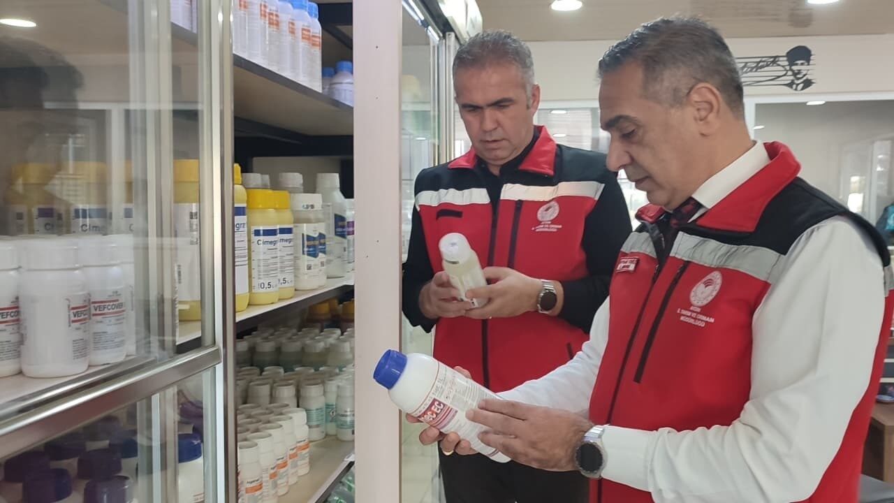 Aydın'ın Efeler ilçesinde İl Tarım ve Orman Müdürlüğü, zirai ilaç
