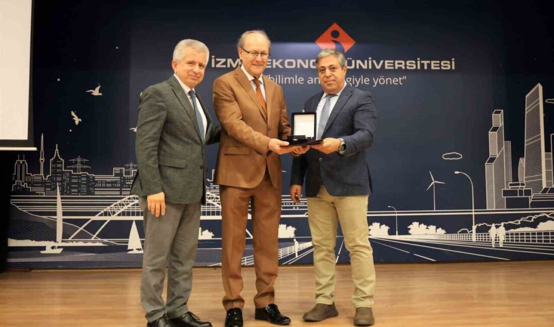 Türk mühendis Ergün Kırlıkovalı, İzmir Ekonomi Üniversitesi'nde gençlerle bir araya