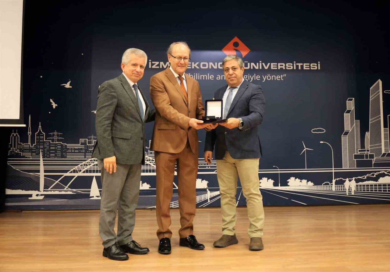 Türk mühendis Ergün Kırlıkovalı, İzmir Ekonomi Üniversitesi'nde gençlerle bir araya