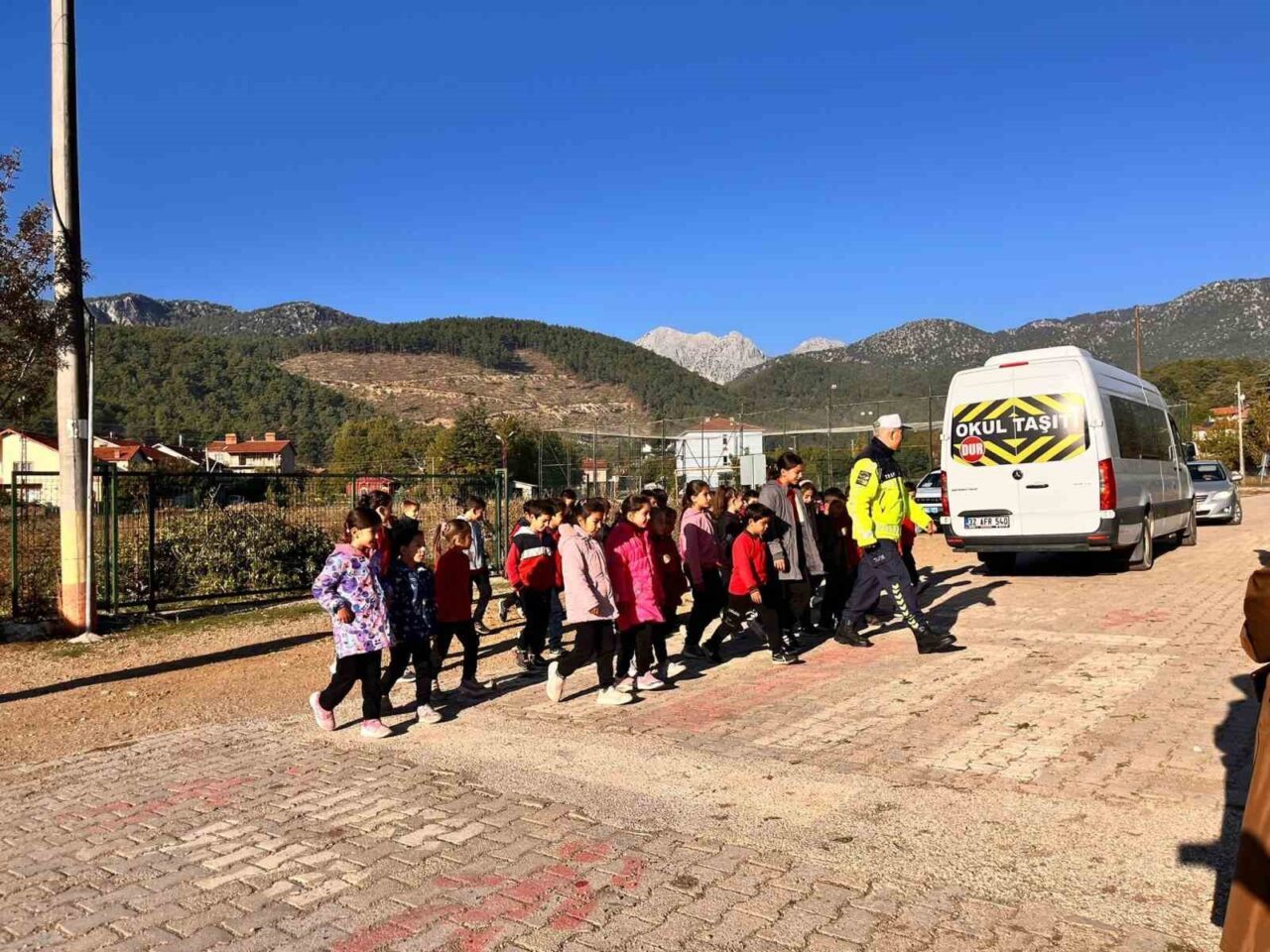 Eğirdir İlçe Jandarma Komutanlığı, Yukarı Gökdere İlköğretim Okulu'nda 41 öğrenciye